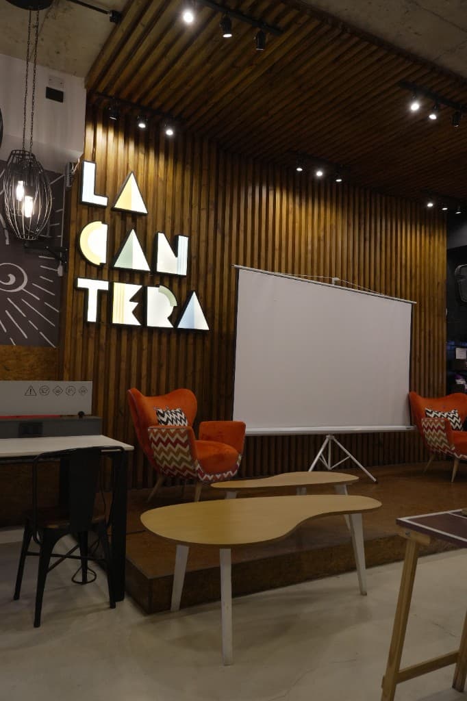 Salón de eventos de La Cantera Workspace en Deán Funes con pantalla y butacas