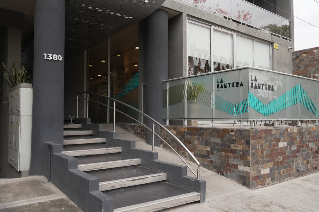 Entrada de La Cantera Workspace en Deán Funes 1380