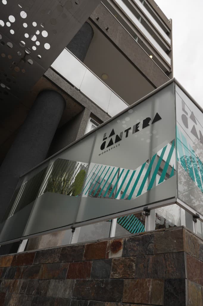 Fachada de La Cantera Workspace con vidriera y señalética en Deán Funes